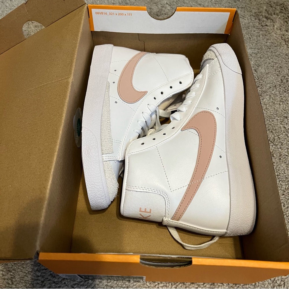 Women’s Nike Blazer Mid '77  size 7 Brand new!